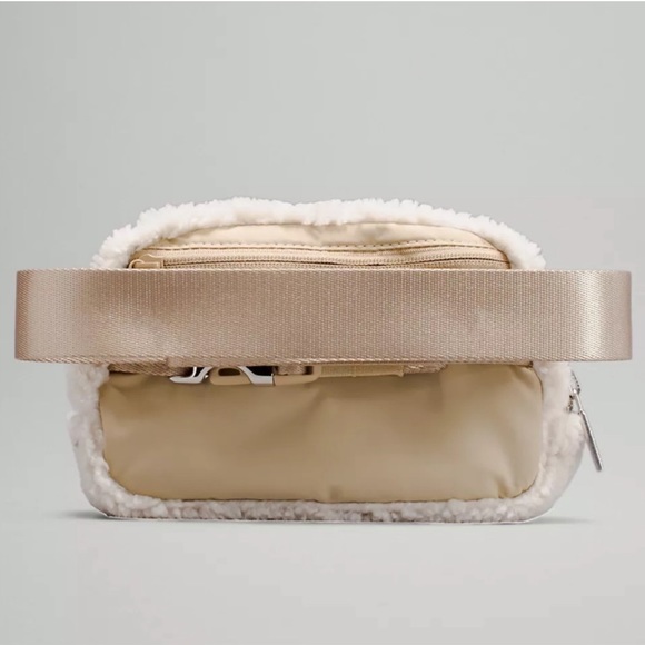 NWT Lululemon Everywhere Belt Bag Crossbody 1L Fleece Sherpa Ivory/Trench Beige - Picture 2 of 11